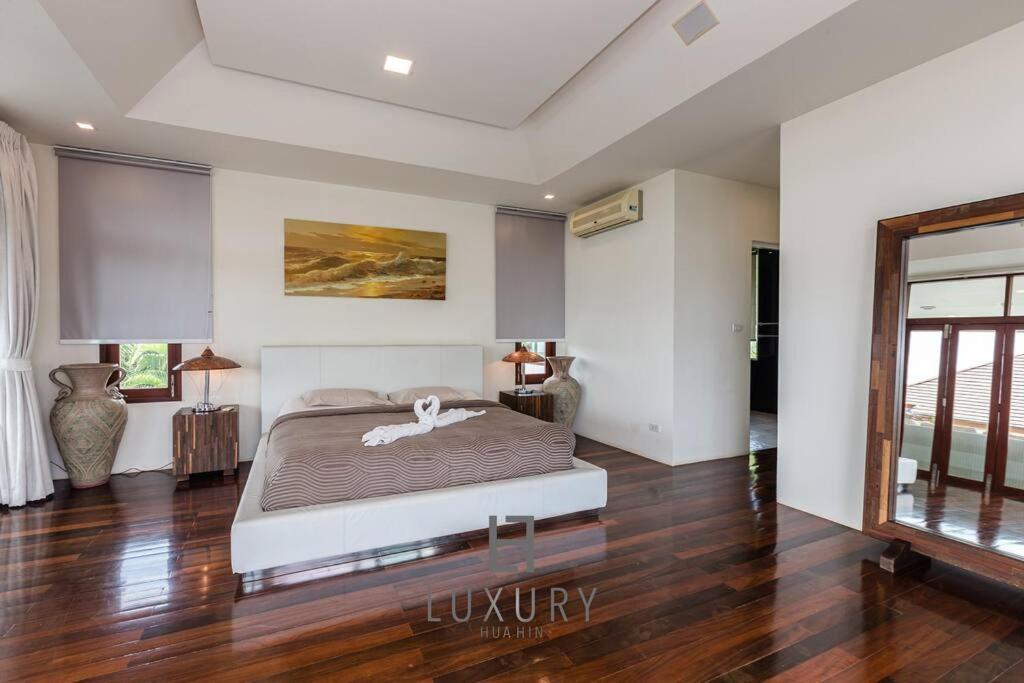 Unique Pool With 5 Bedrooms And Sea View Pm-c1 Villa HHQ