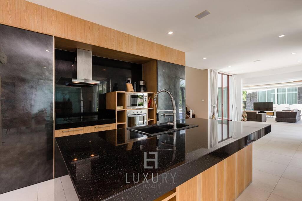 Unique Pool With 5 Bedrooms And Sea View Pm-c1 Villa HHQ